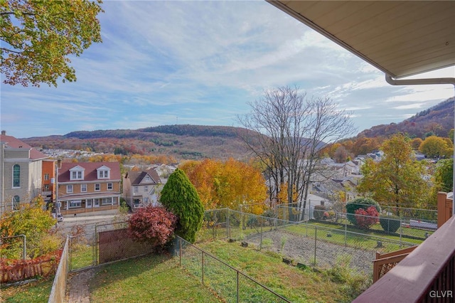 view of yard featuring a mountain view