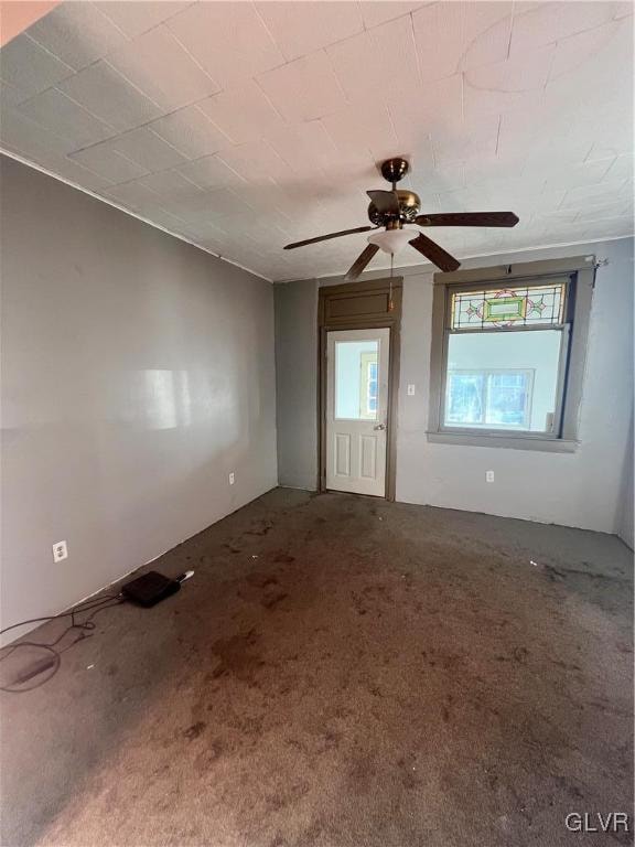 unfurnished room featuring carpet floors and ceiling fan