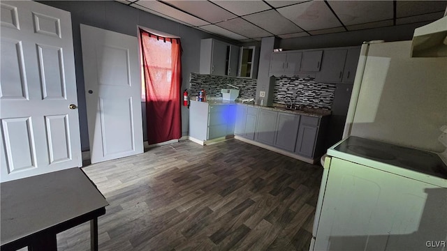 kitchen featuring decorative backsplash, dark wood-type flooring, white electric stove, and gray cabinetry