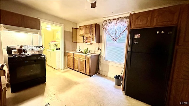 kitchen featuring independent washer and dryer, ceiling fan, and black appliances