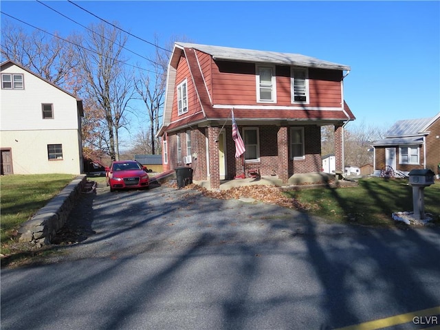 view of front of property featuring a porch and a front lawn