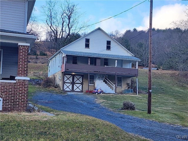 view of front facade with a front yard