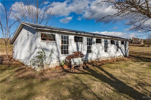 back of house featuring a lawn