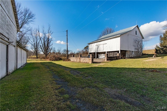 view of yard featuring an outbuilding