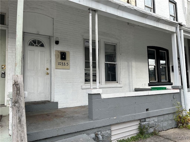 entrance to property featuring a porch