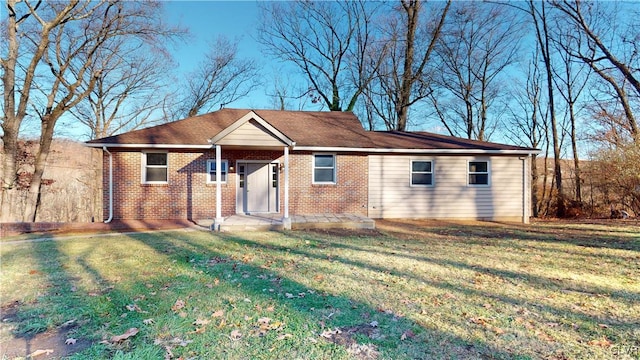 single story home featuring a front lawn