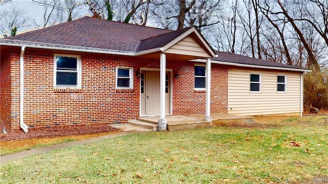 view of front of house featuring a front yard