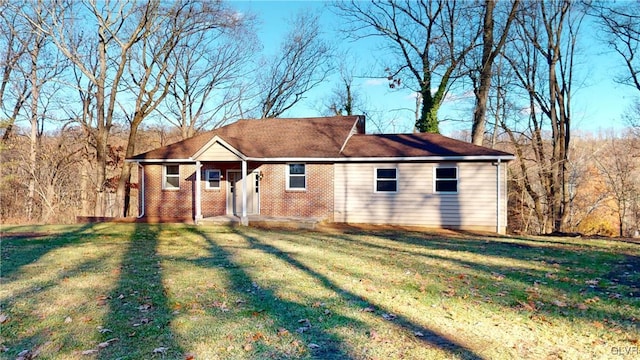 single story home with a front lawn