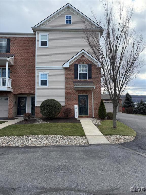 view of front of property featuring a front yard