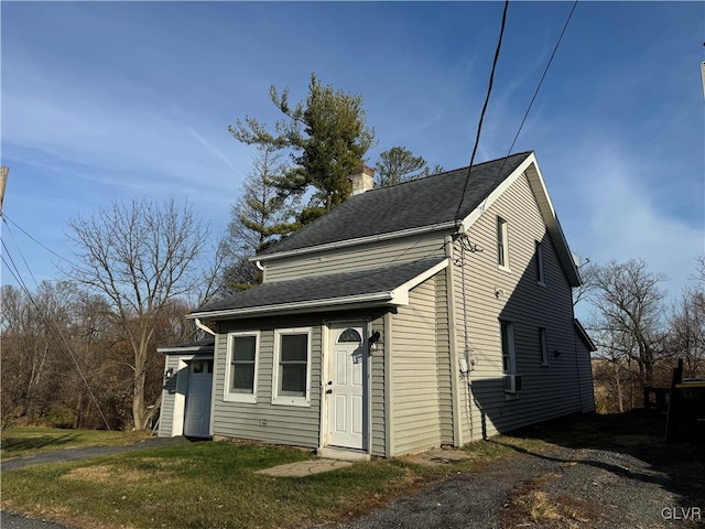 view of front facade featuring a front lawn