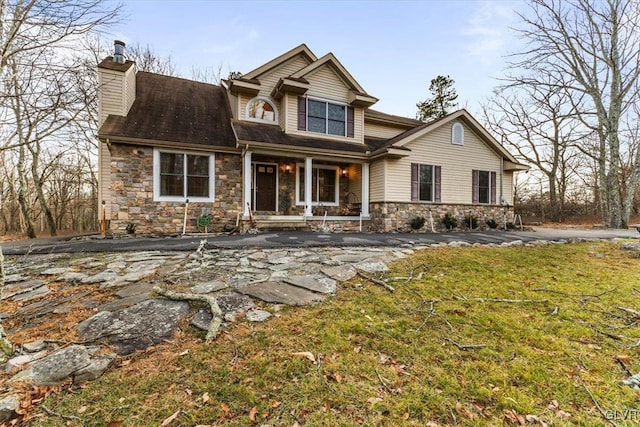 view of front of property featuring a porch and a front lawn