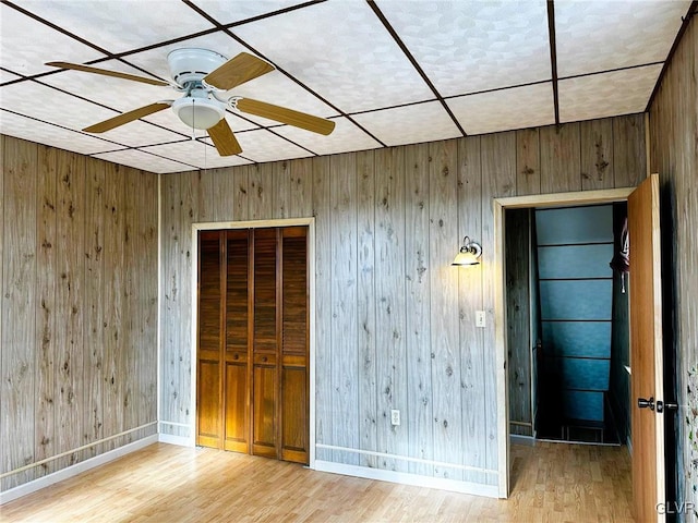 unfurnished bedroom featuring ceiling fan, a closet, and light wood-type flooring