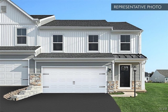 view of front of property featuring a front lawn and a garage