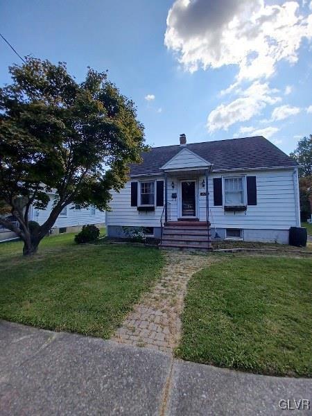 view of front facade with a front yard