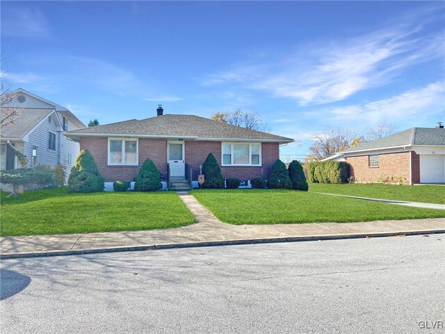 view of front of home featuring a front yard