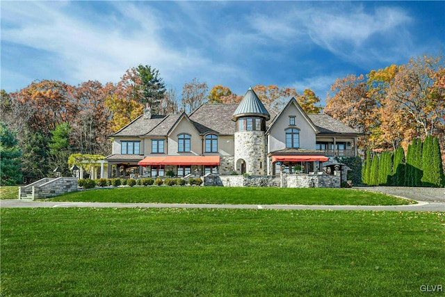 view of front of house featuring a front lawn