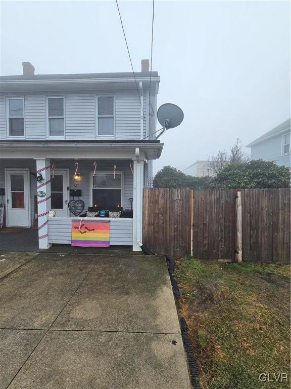 view of front of property with a front lawn