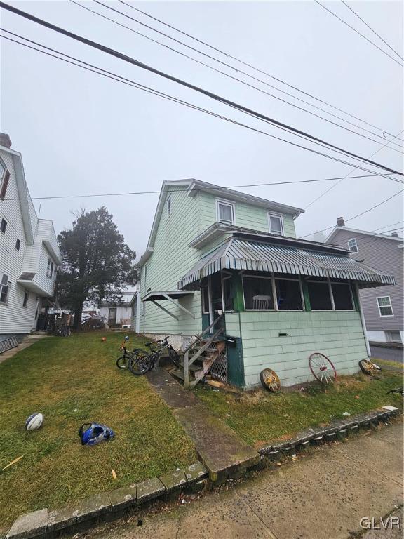 view of front of home featuring a front yard