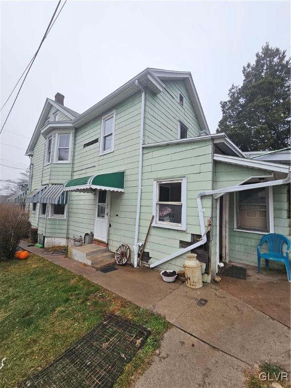 view of front of property featuring a front yard