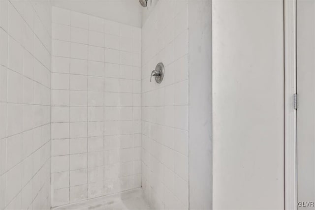 details with a tile shower