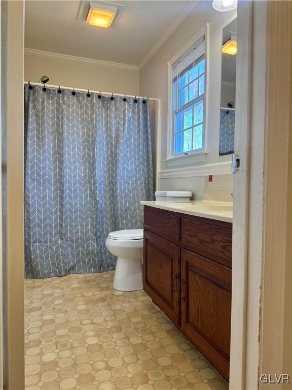 bathroom with a shower with curtain, crown molding, vanity, and toilet