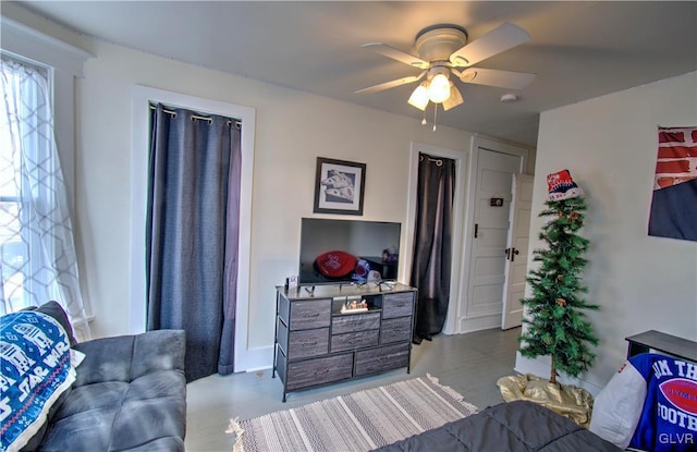 bedroom with ceiling fan