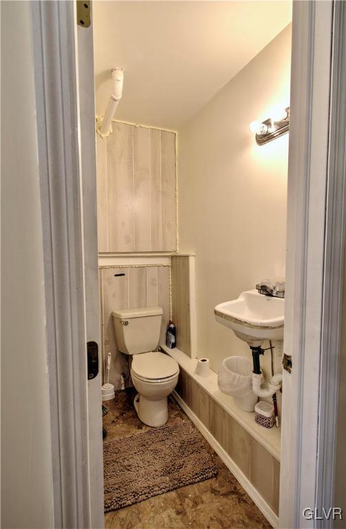 bathroom featuring toilet