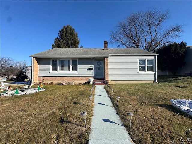 single story home featuring a front lawn