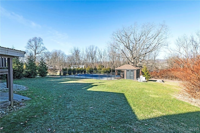 view of yard featuring a storage unit