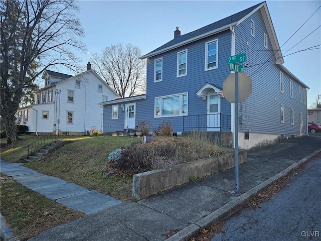 view of front of home featuring a front yard