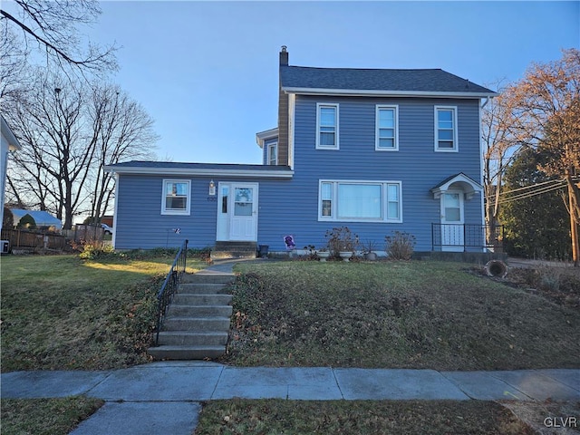 view of front facade featuring a front lawn