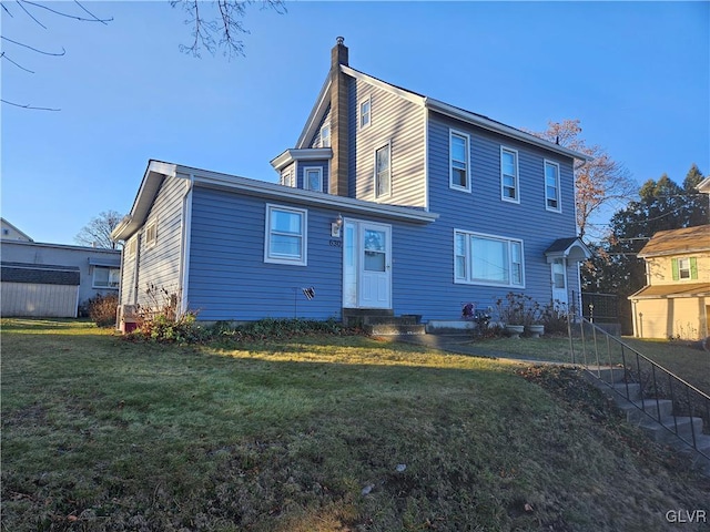 view of front facade featuring a front lawn