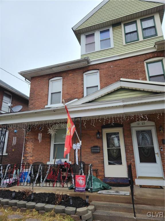 view of front facade featuring a porch