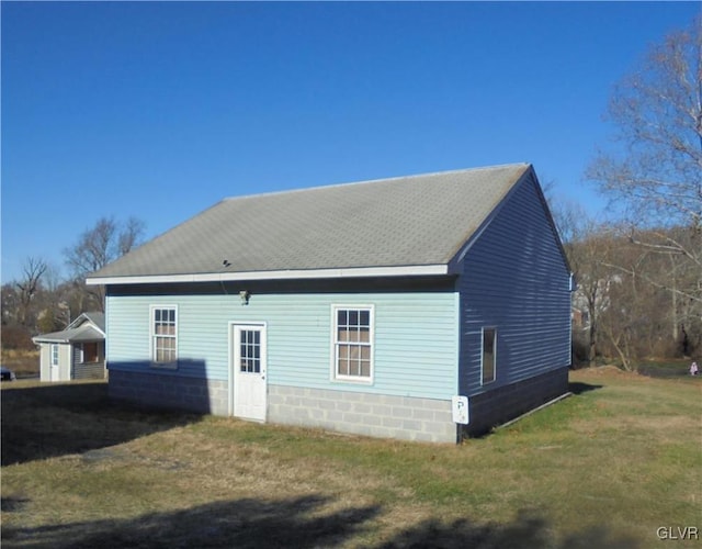 rear view of house featuring a lawn