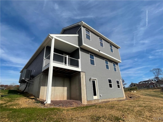 back of house featuring a yard