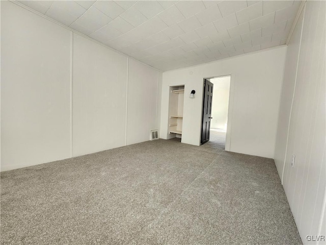 unfurnished bedroom featuring carpet flooring and a closet