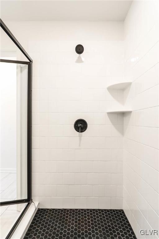 bathroom featuring tiled shower