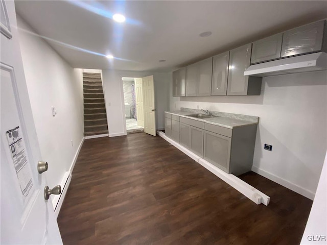 kitchen with sink, dark wood-type flooring, and gray cabinets