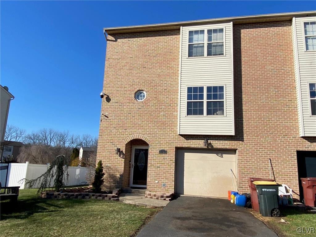 view of front facade featuring a front yard and a garage