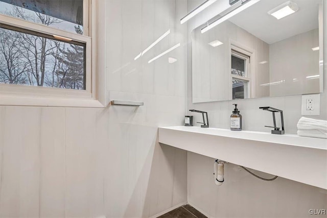 bathroom with decorative backsplash