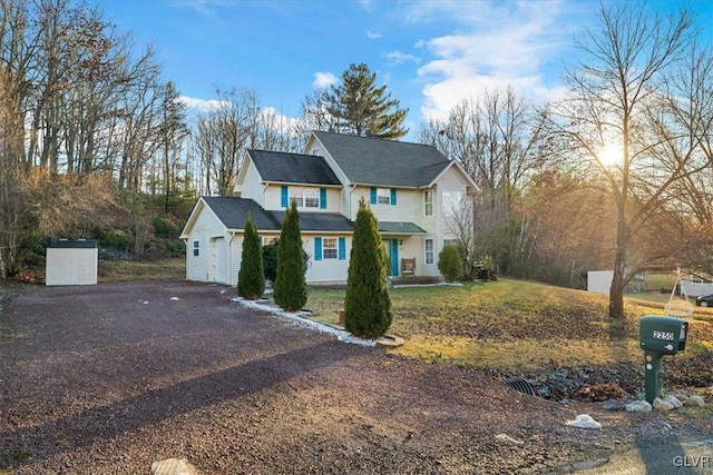 view of front of property featuring a front yard