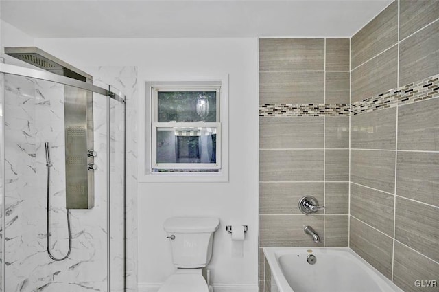 bathroom with toilet and tiled shower / bath