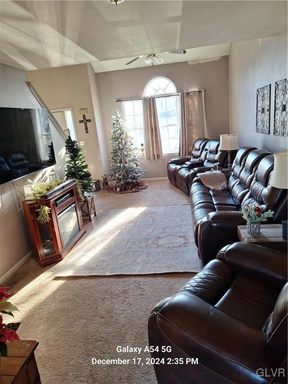 living room with carpet and ceiling fan