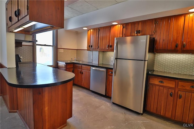 kitchen with kitchen peninsula, backsplash, stainless steel appliances, and sink