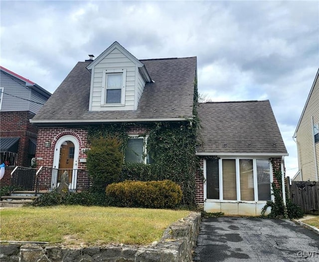 view of front of home featuring a front yard