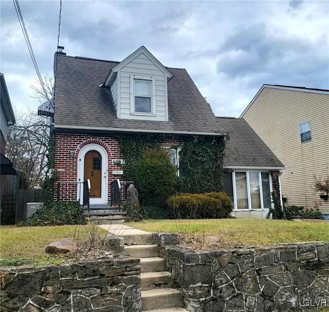 view of front facade with a front yard