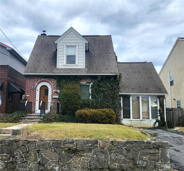 view of front of home with a front lawn