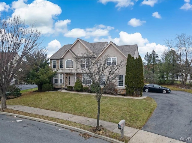 view of front of property featuring a front yard