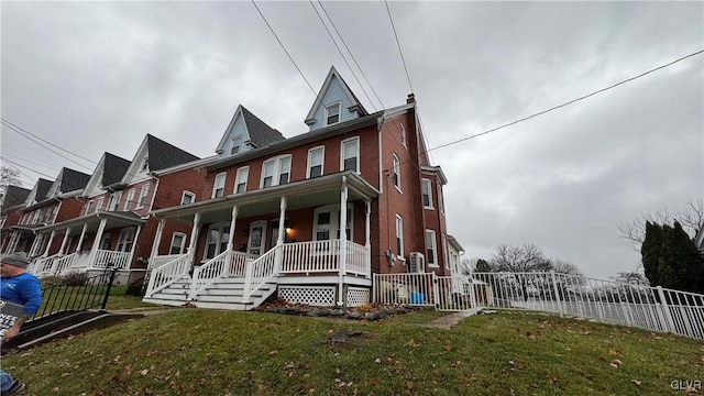 view of front facade featuring a porch and a front lawn