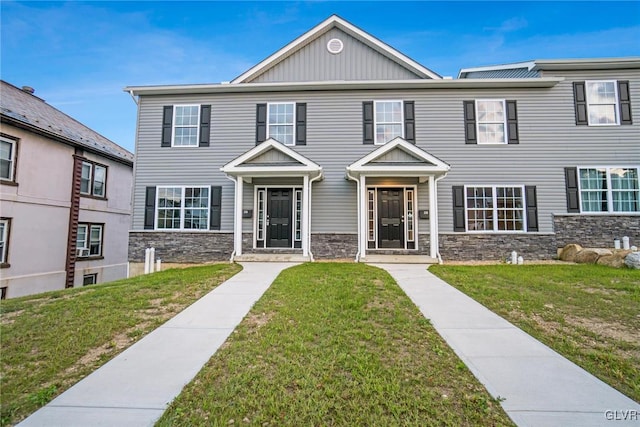 view of front of house featuring a front lawn